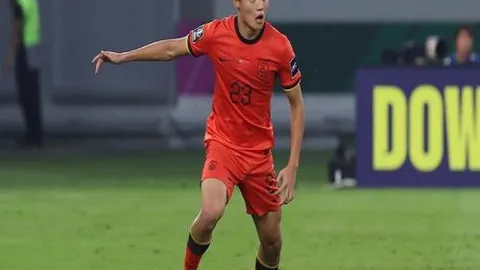 “国脚级边后卫在29轮赛事中仅露两次，中超赛场上的遗憾“刀锋”成摆设之谜，穆斯卡特冷落之谜揭晓”